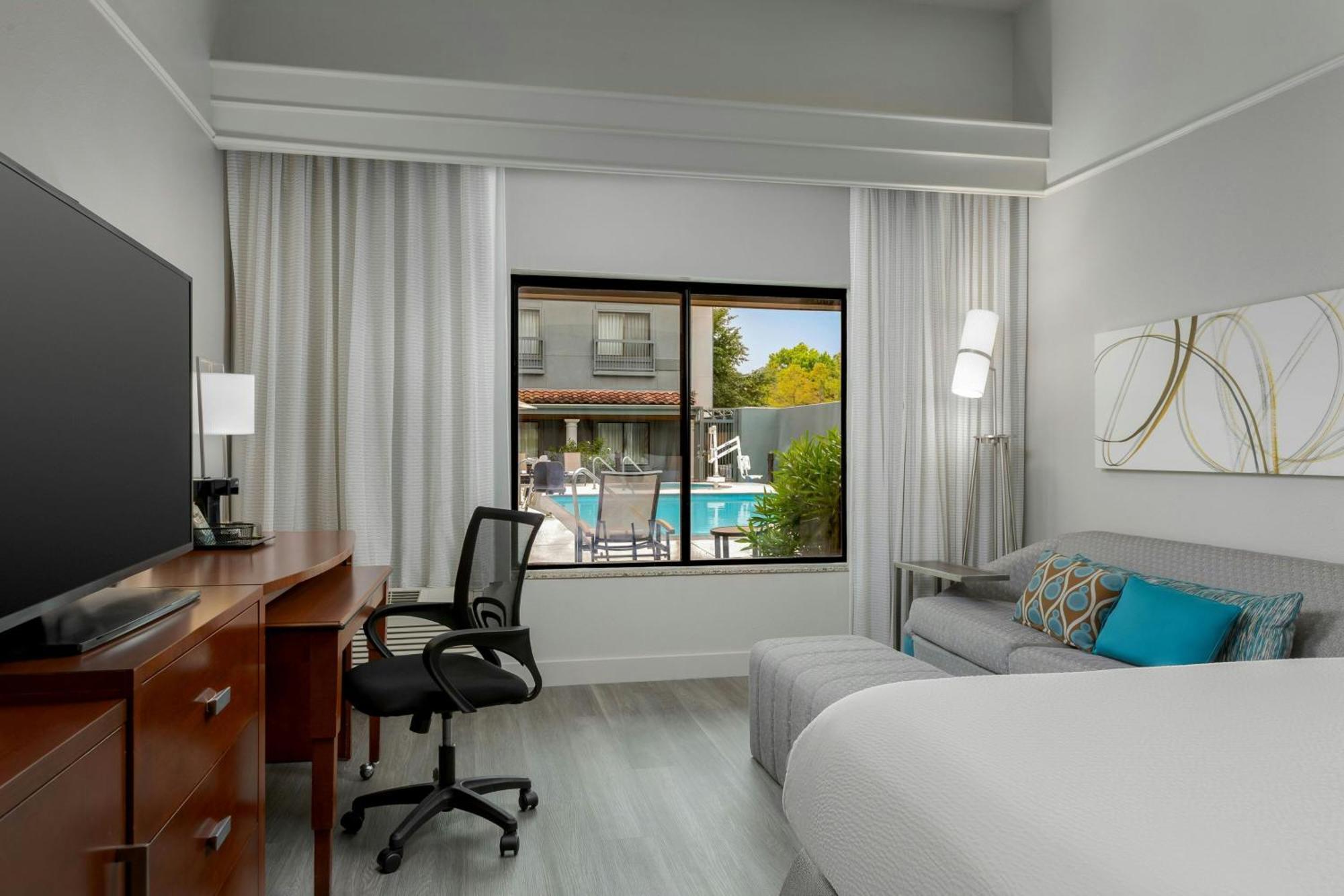 Courtyard By Marriott Rice Hotel