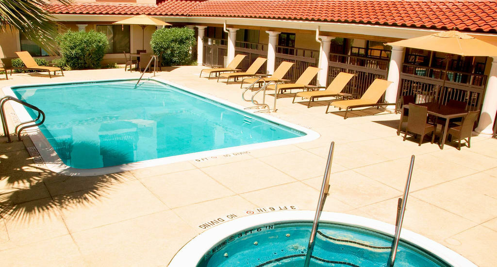 Courtyard By Marriott Rice Hotel