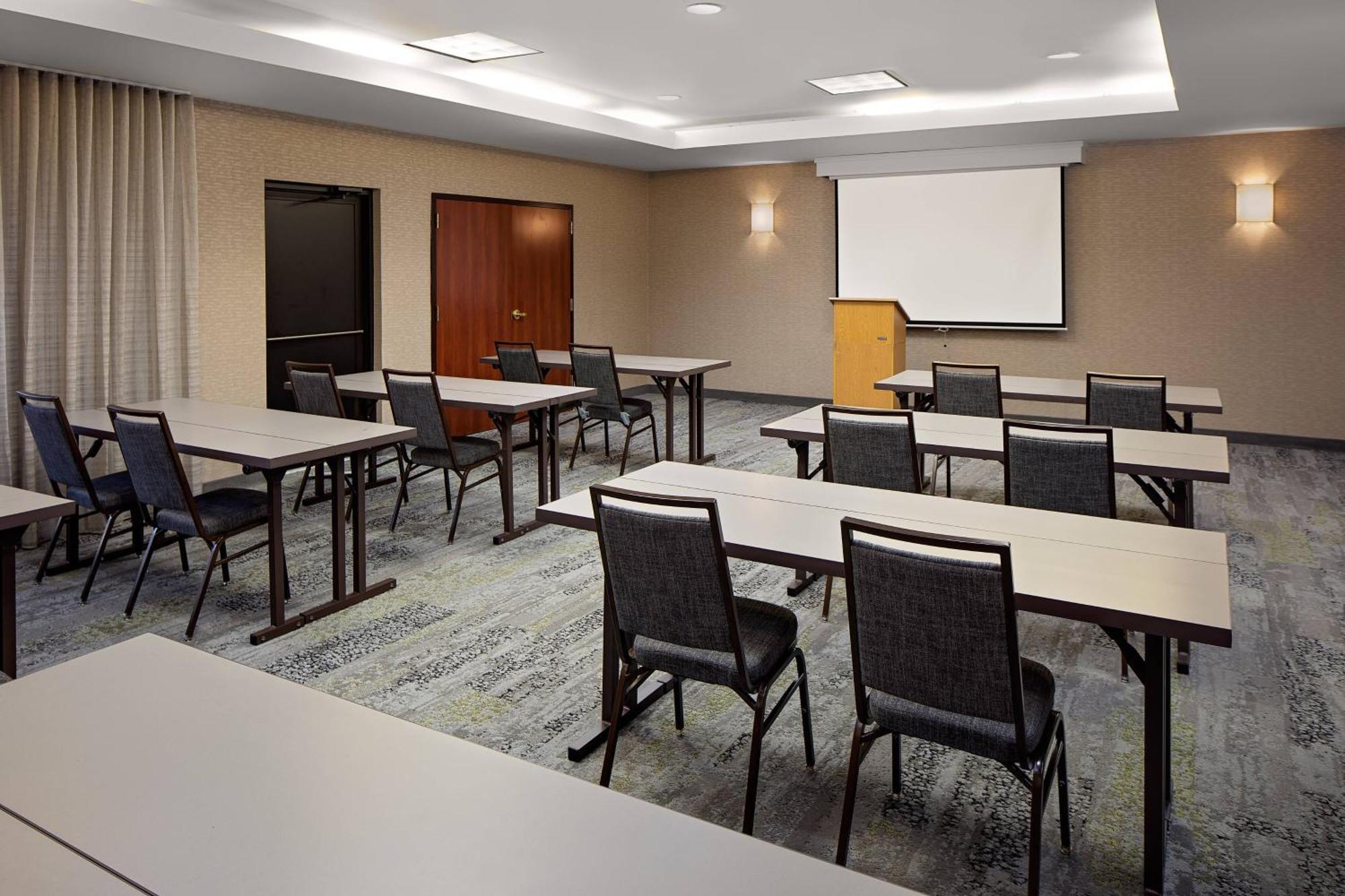 Courtyard By Marriott Rice University Hotel